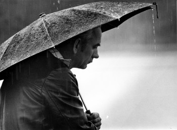 Rain,_umbrella_Fortepan_101910 (1)